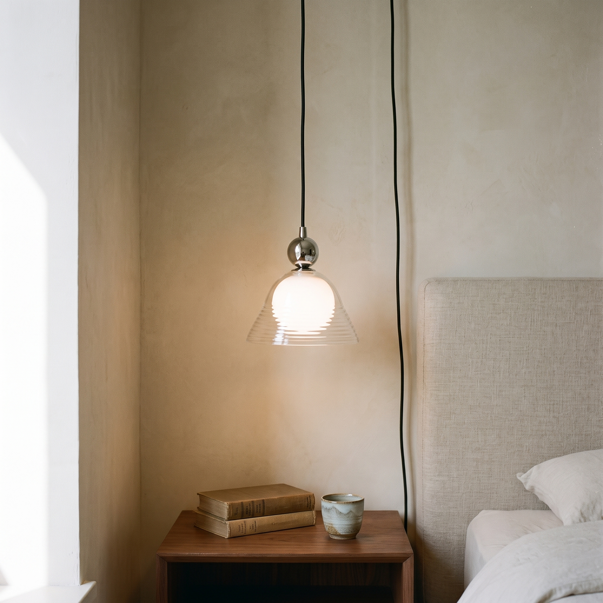 Nowoczesna lampa wisząca z przezroczystym stożkowym kloszem i szklaną kulą