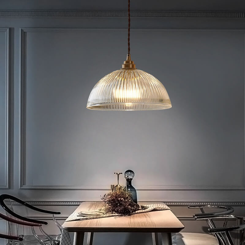 Nowoczesna lampa wisząca z ryflowanego szkła o kopułowej formie