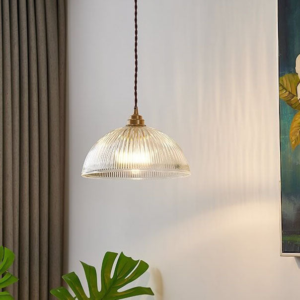 Nowoczesna lampa wisząca z ryflowanego szkła o kopułowej formie