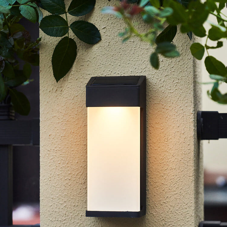 Solarowa kinkietowa lampa ścienna o industrialnym wyglądzie szkła