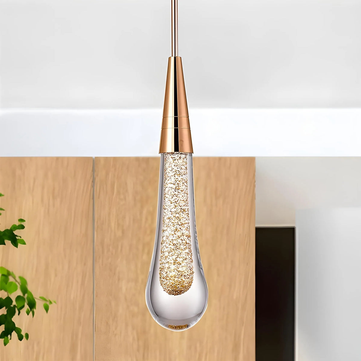Lampa wisząca ze złotą oprawą kropla i szklanym kloszem