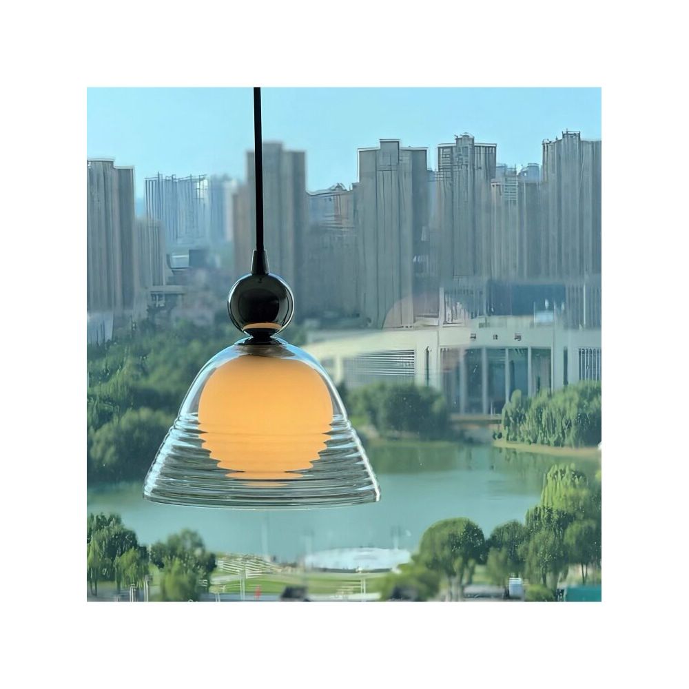 Nowoczesna lampa wisząca z przezroczystym stożkowym kloszem i szklaną kulą