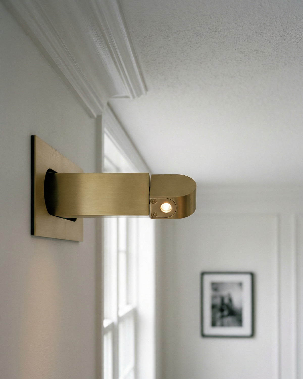Prostokątna lampa kinkiet solarna z regulowanymi reflektorami LED