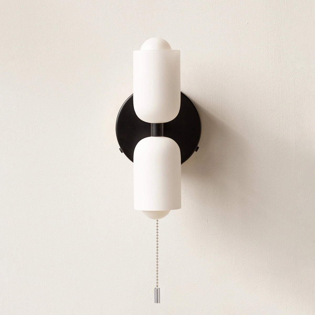 Minimalistische wandlamp met twee cilindrische lampenkappen