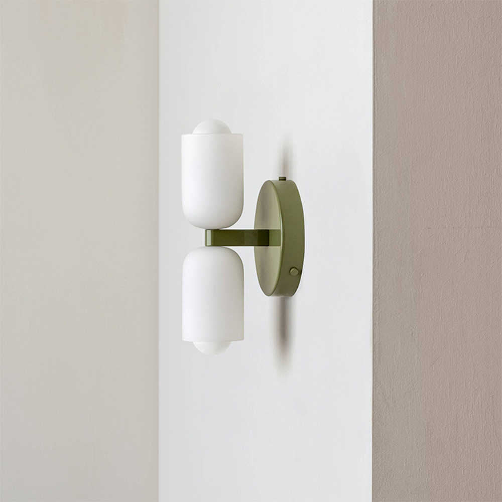 Minimalistische wandlamp met twee cilindrische lampenkappen