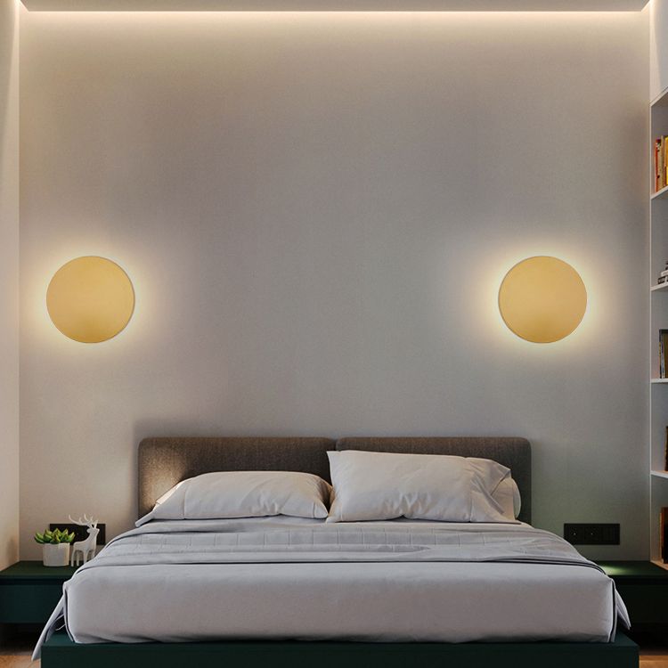 Ronde metalen wandlamp met led-achtergrondverlichting