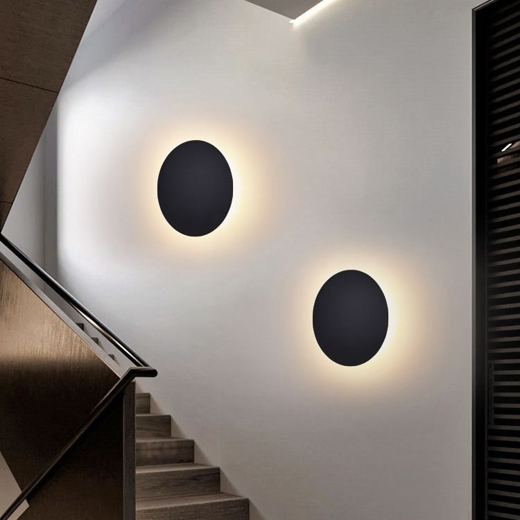 Ronde metalen wandlamp met led-achtergrondverlichting