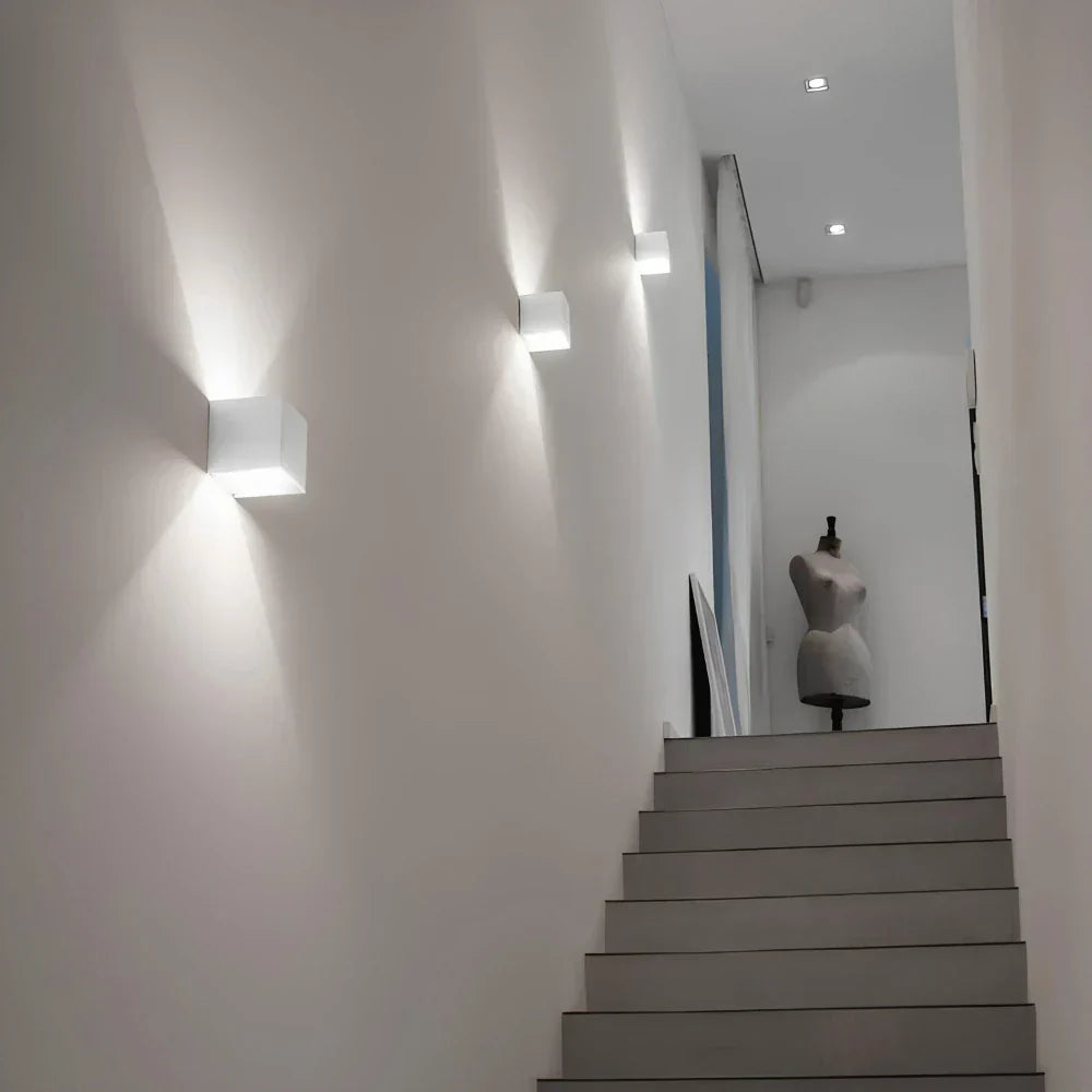 Nowoczesny kinkiet ścienny góra dół z regulowanym strumieniem światła