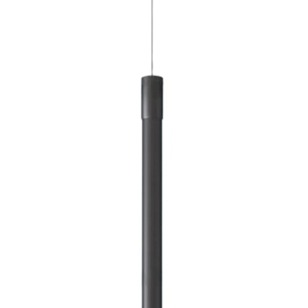 Minimalistische lineaire LED-hanglamp naast het bed