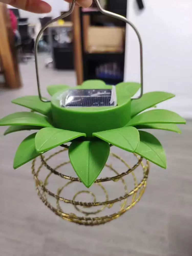 Solarna latarnia wisząca ananas ze spiralnym światłem
