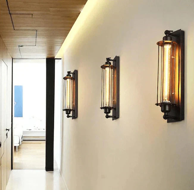 Industriële wandlamp met langwerpige glazen kap