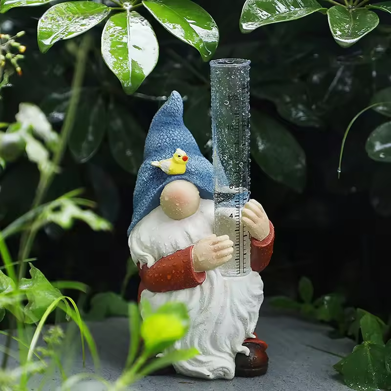 Figurka krasnala ogrodowego z deszczomierzem do pomiaru opadów