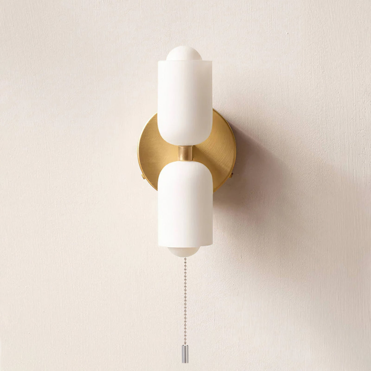 Minimalistische wandlamp met twee cilindrische lampenkappen
