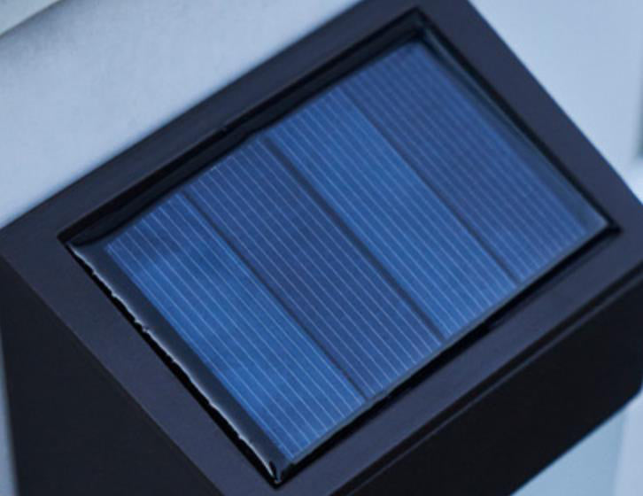 Solarowa kinkietowa lampa ścienna o industrialnym wyglądzie szkła