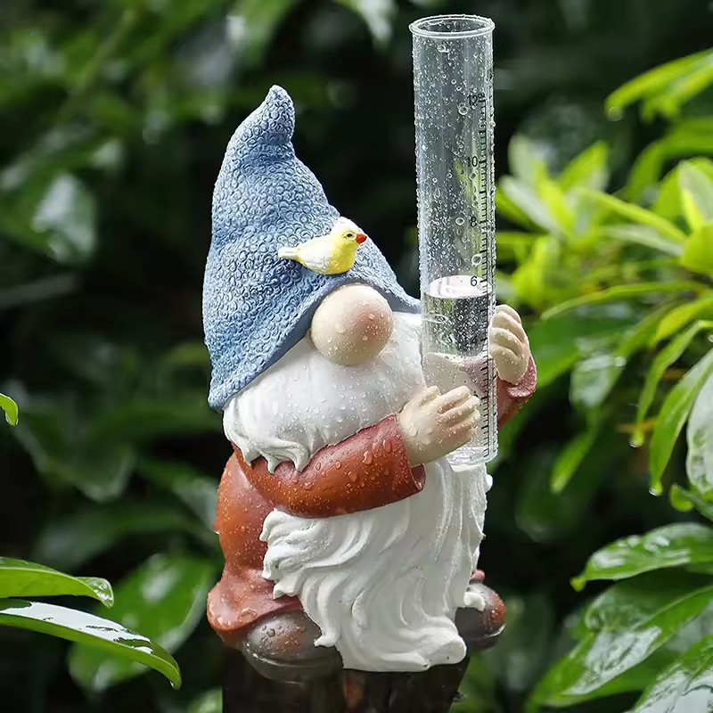 Figurka krasnala ogrodowego z deszczomierzem do pomiaru opadów