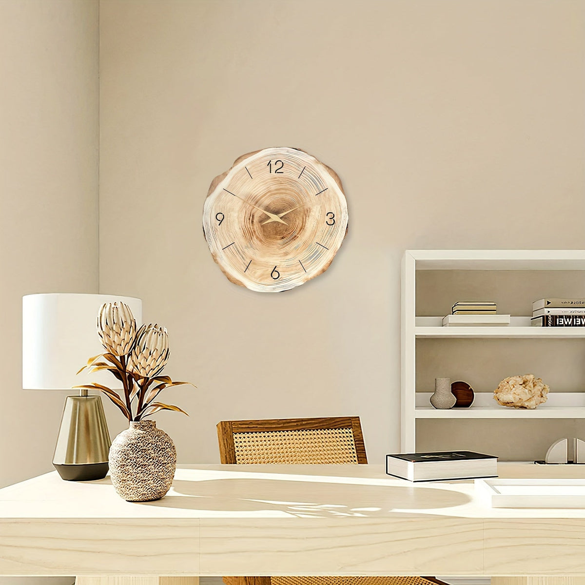 Elegante wandklok met stil uurwerk en natuurlijke textuur