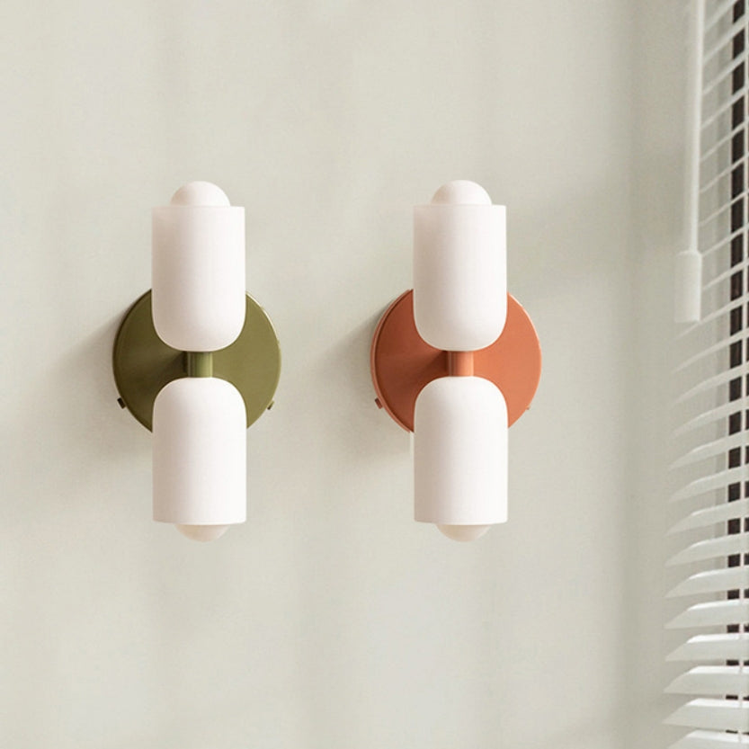 Minimalistische wandlamp met twee cilindrische lampenkappen