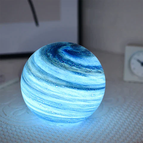 Szklana lampa stołowa LED inspirowana księżycem z kosmicznym wzorem