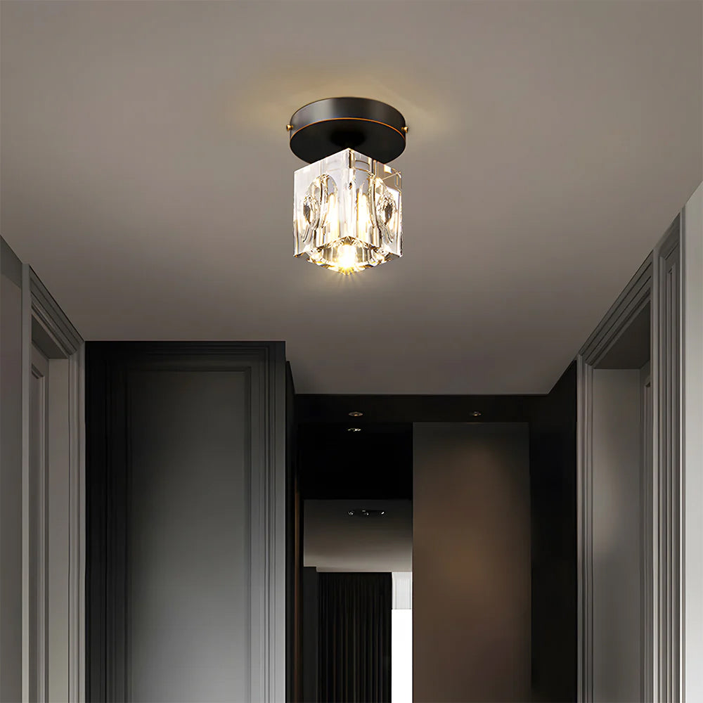 Nowoczesna lampa sufitowa z geometrycznymi kryształami i metalowym mocowaniem