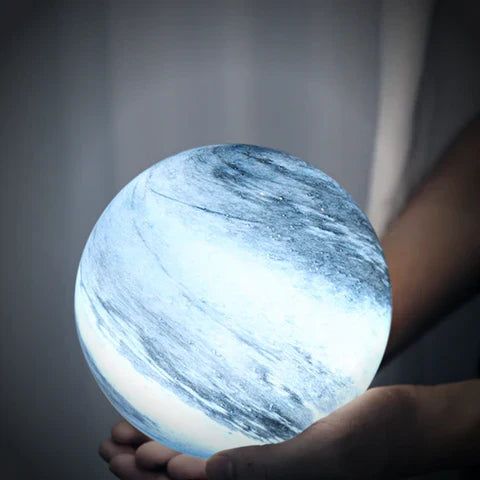 Szklana lampa stołowa LED inspirowana księżycem z kosmicznym wzorem