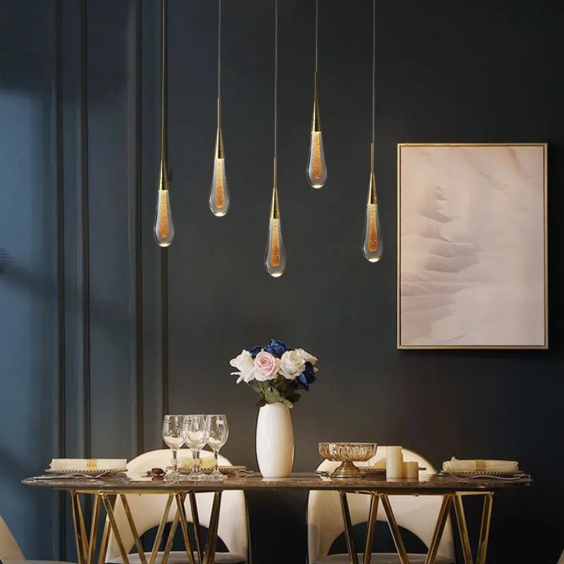 Lampa wisząca ze złotą oprawą kropla i szklanym kloszem