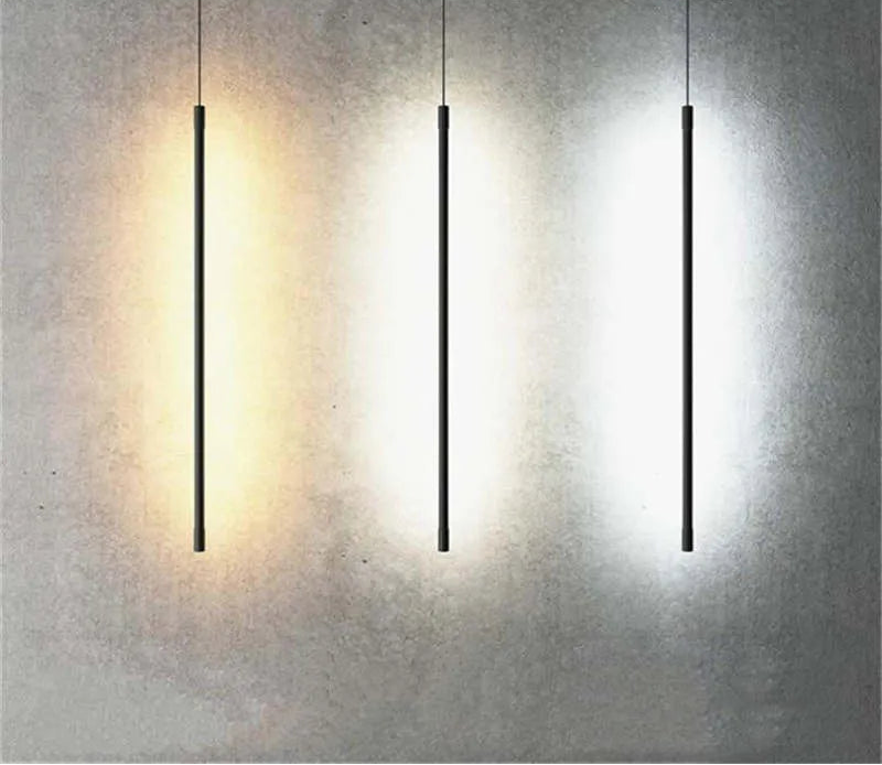 Minimalistische lineaire LED-hanglamp naast het bed