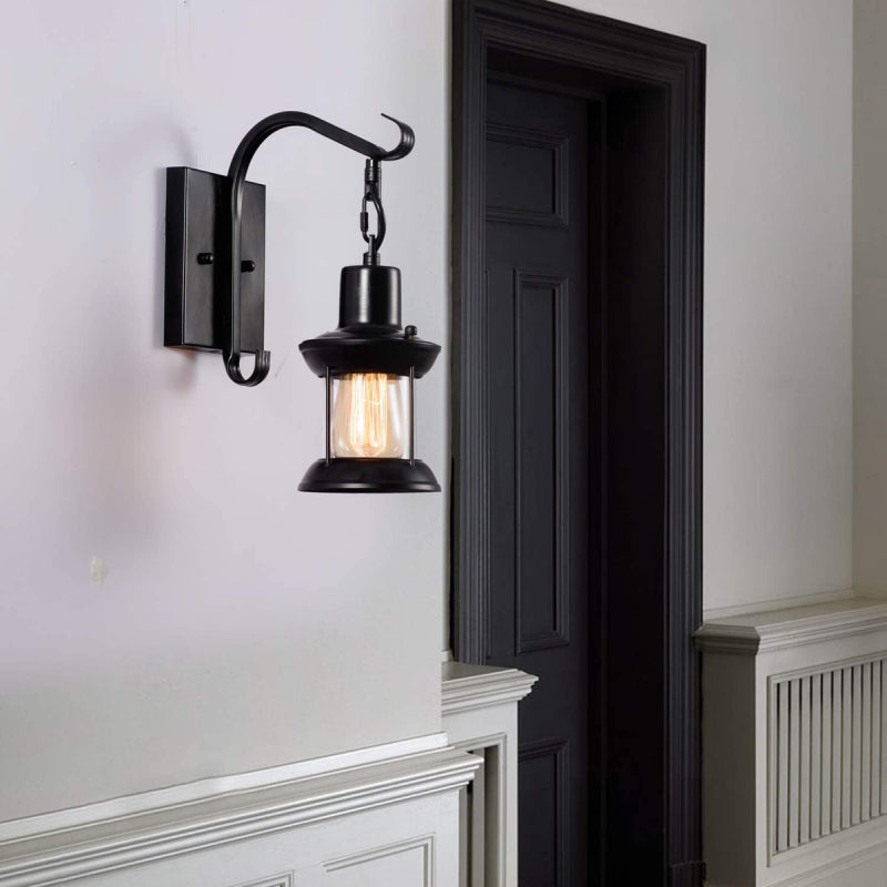 Metalowa lampa ścienna wisząca z kloszem szklanym