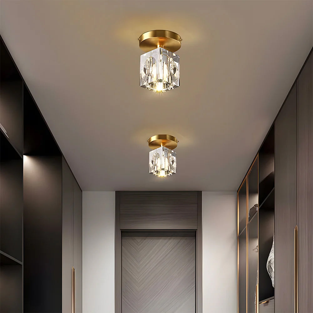 Nowoczesna lampa sufitowa z geometrycznymi kryształami i metalowym mocowaniem