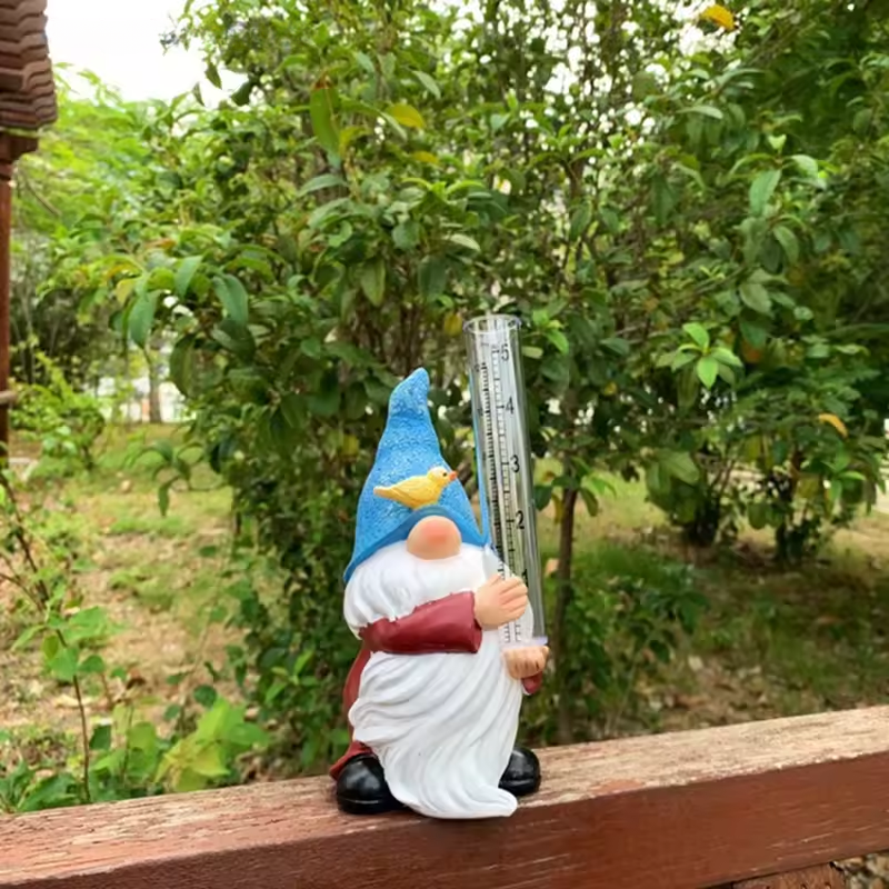 Figurka krasnala ogrodowego z deszczomierzem do pomiaru opadów