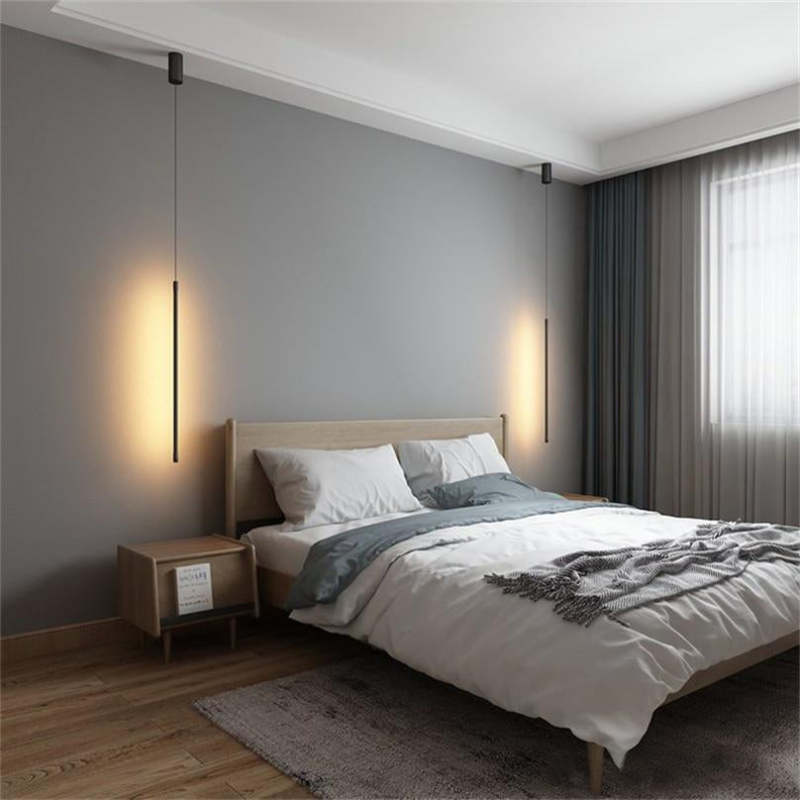 Minimalistische lineaire LED-hanglamp naast het bed