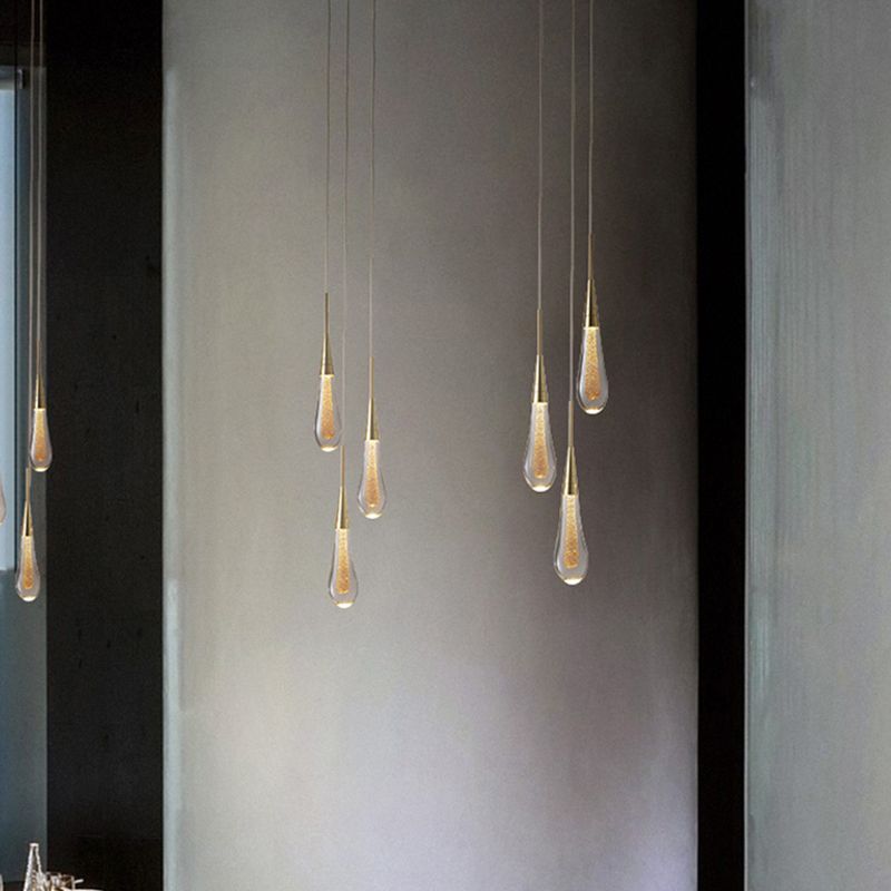 Lampa wisząca ze złotą oprawą kropla i szklanym kloszem