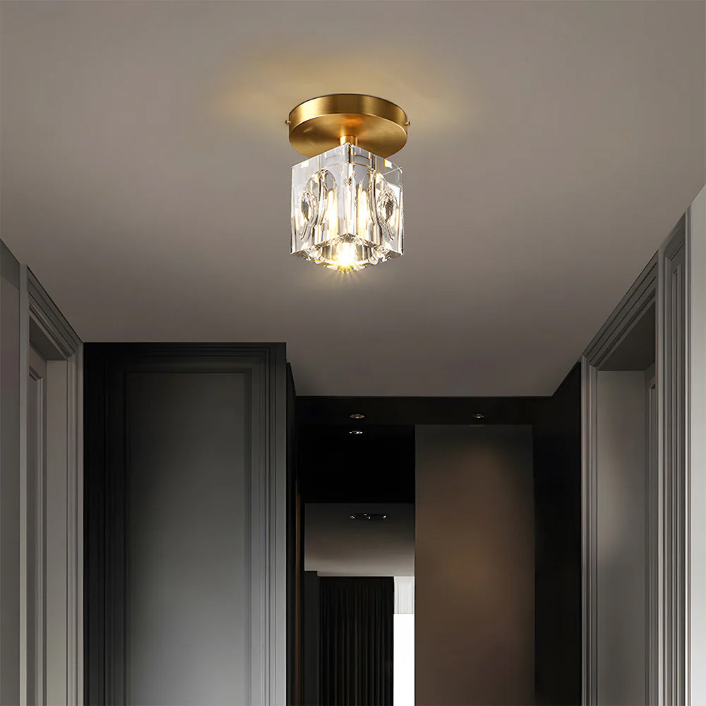 Nowoczesna lampa sufitowa z geometrycznymi kryształami i metalowym mocowaniem