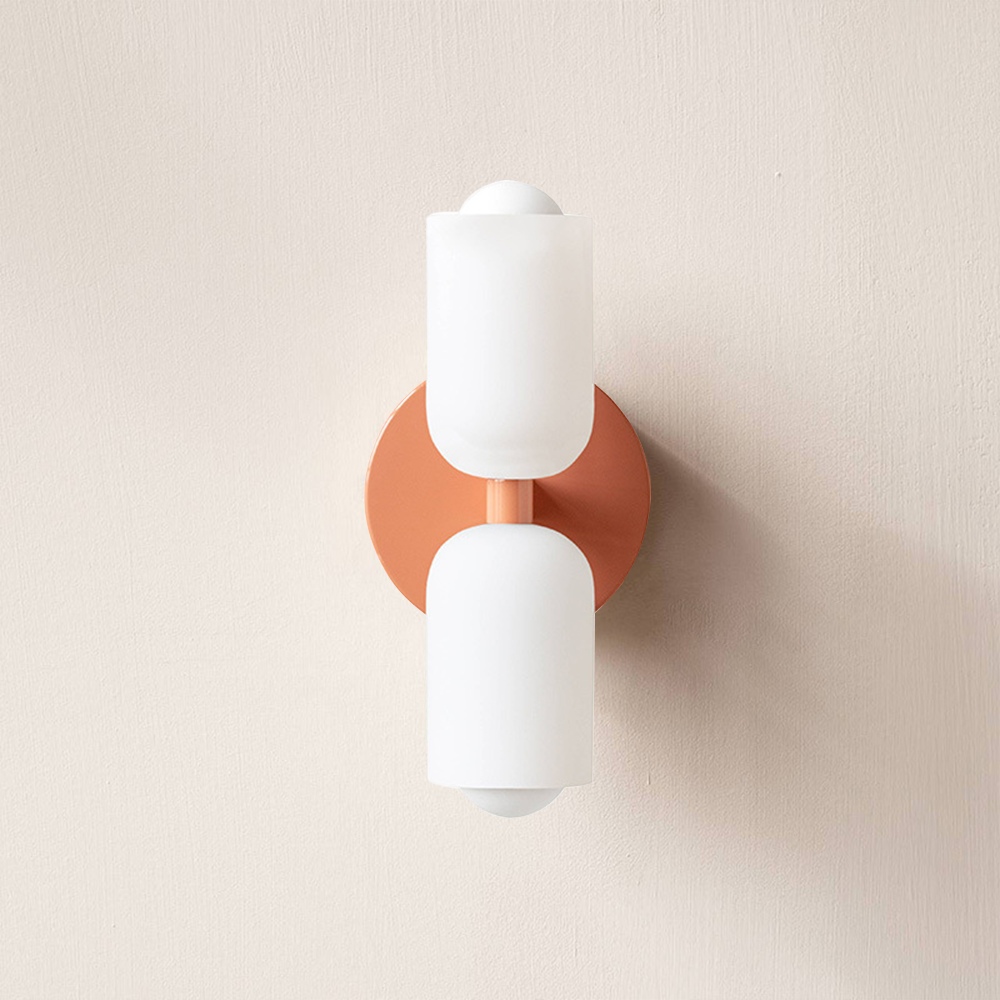 Minimalistische wandlamp met twee cilindrische lampenkappen
