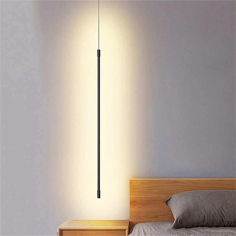 Minimalistische lineaire LED-hanglamp naast het bed
