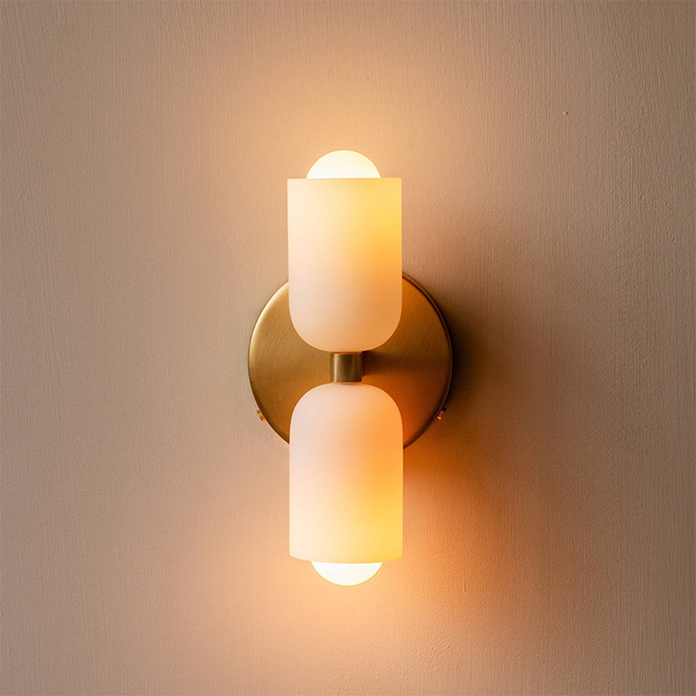 Minimalistische wandlamp met twee cilindrische lampenkappen
