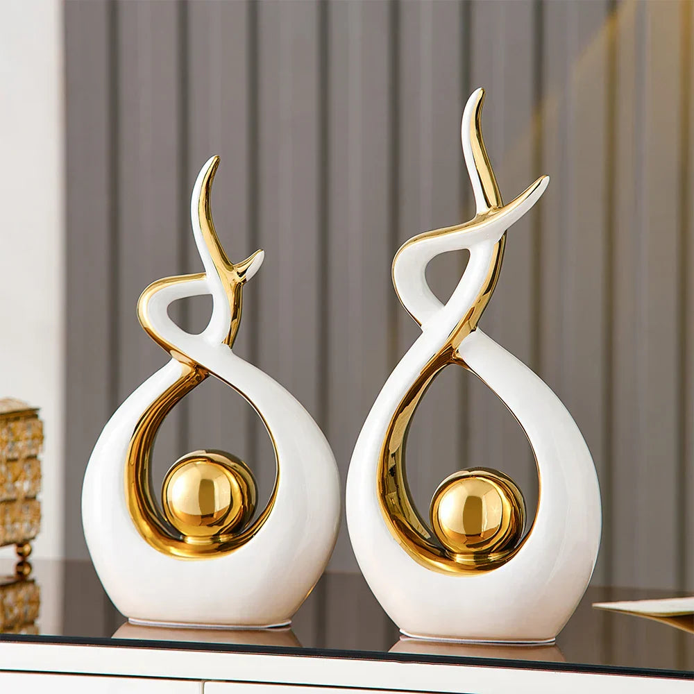 Keramisch beeld met abstracte vorm en gouden bol