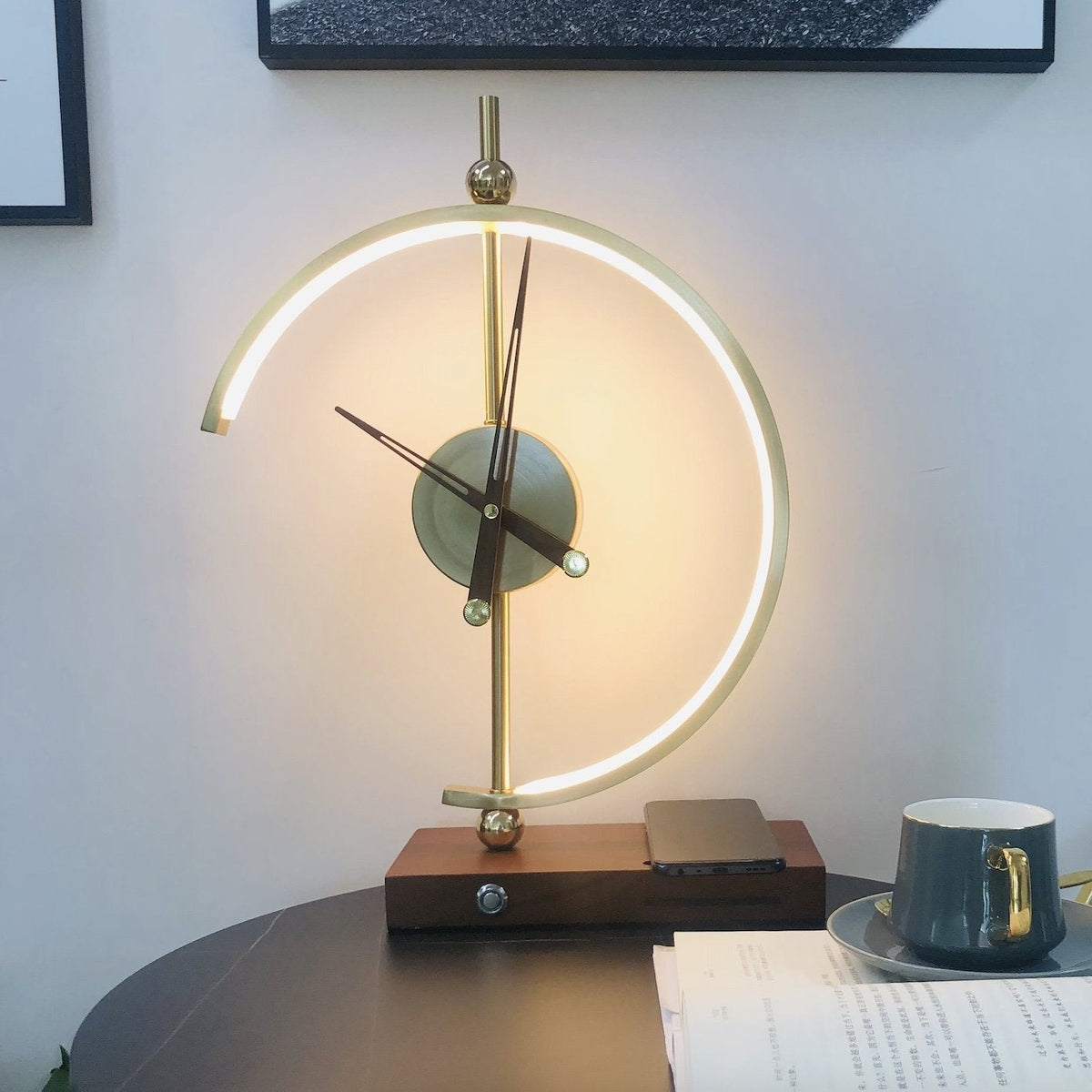 Nowoczesna lampa stołowa z drewna zegar i ładowarka