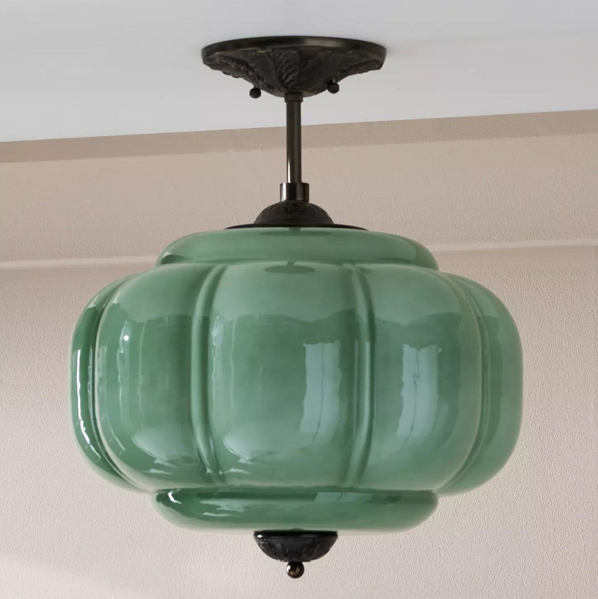 Szklana lampa sufitowa półplafon o zaokrąglonej formie