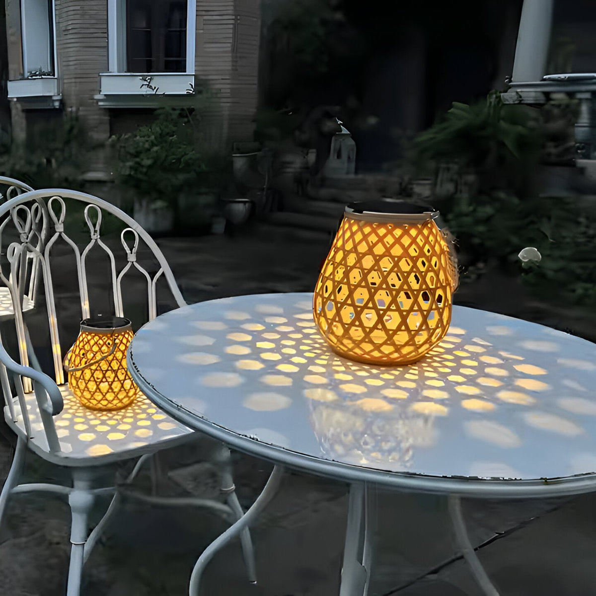 Solarna latarnia ogrodowa LED z dekoracyjnym ażurowym wzorem