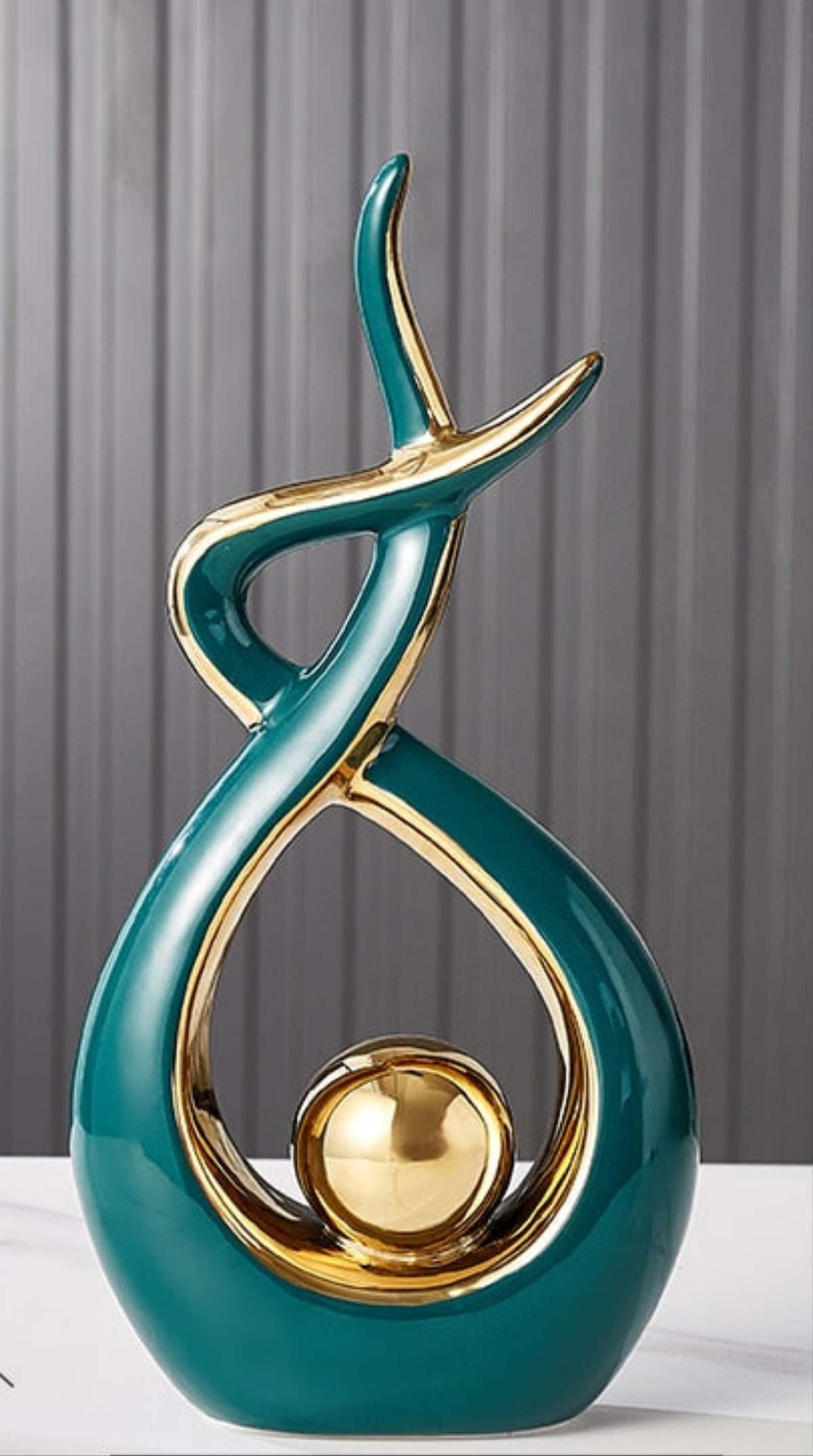 Keramisch beeld met abstracte vorm en gouden bol