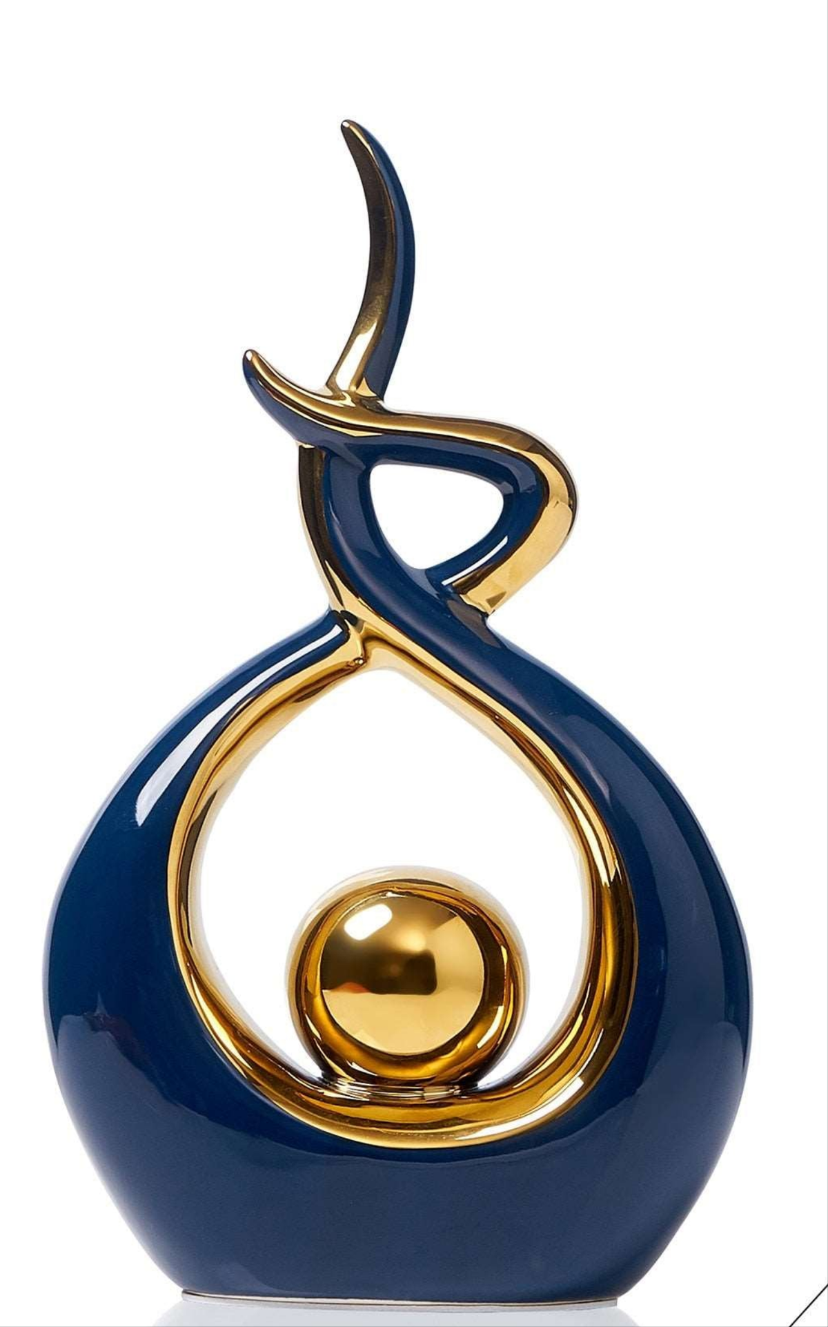 Keramisch beeld met abstracte vorm en gouden bol