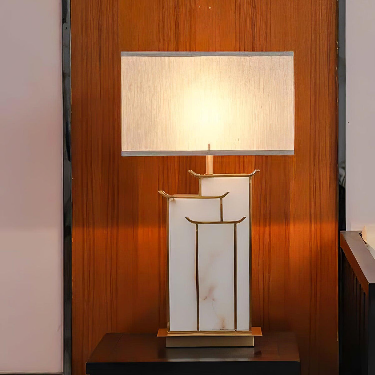 Stołowa lampa z prostokątnym kloszem i ramową bryłą