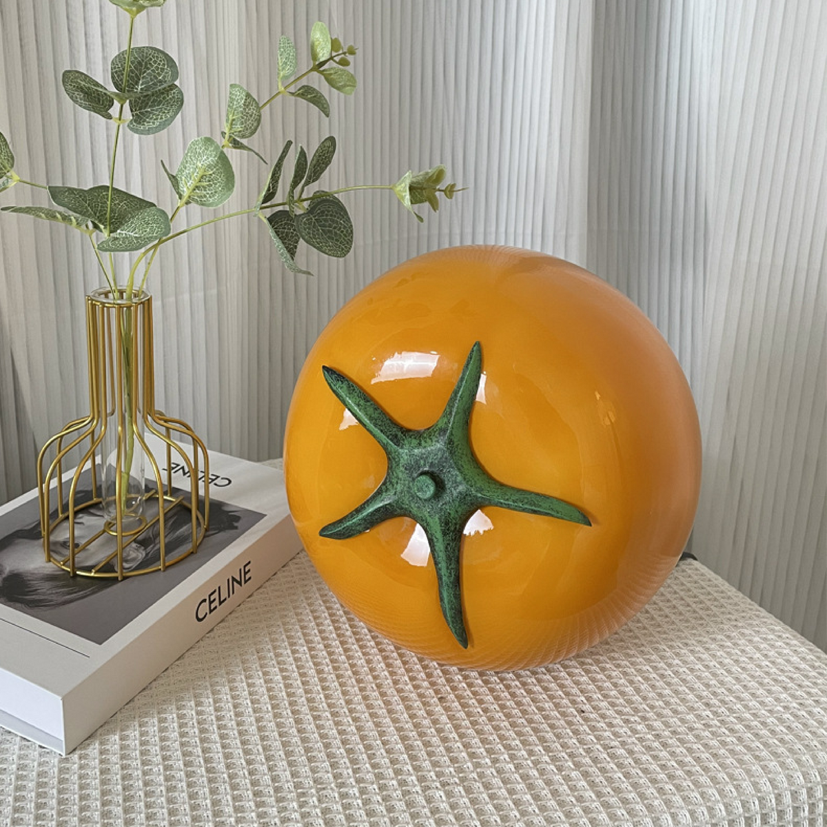 Minimalistyczna lampa stołowa Tomato