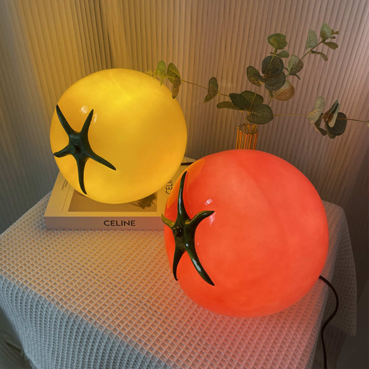 Minimalistyczna lampa stołowa Tomato