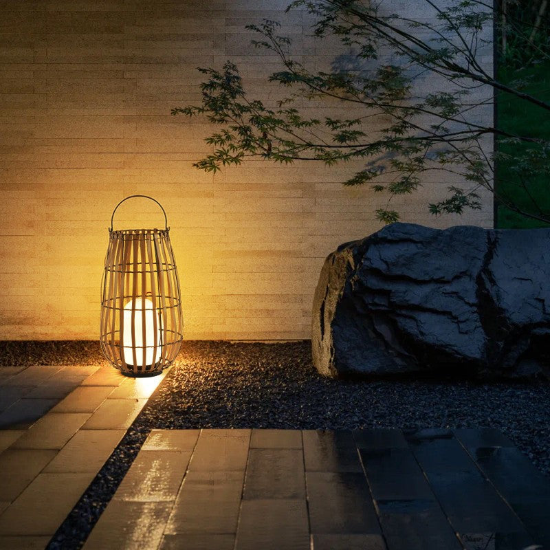 Lampa ogrodowa z rattanu solarnego