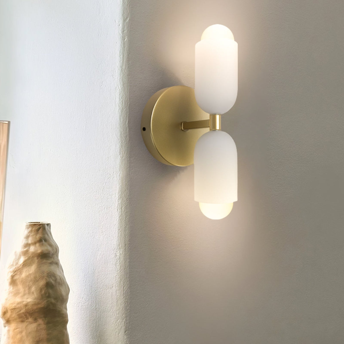 Minimalistische wandlamp met twee cilindrische lampenkappen