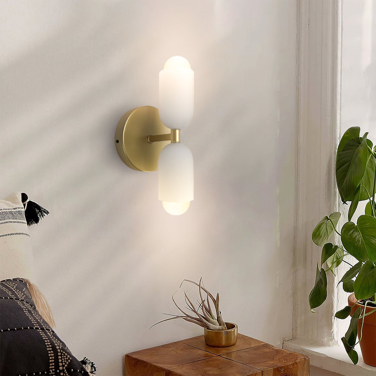 Minimalistische wandlamp met twee cilindrische lampenkappen