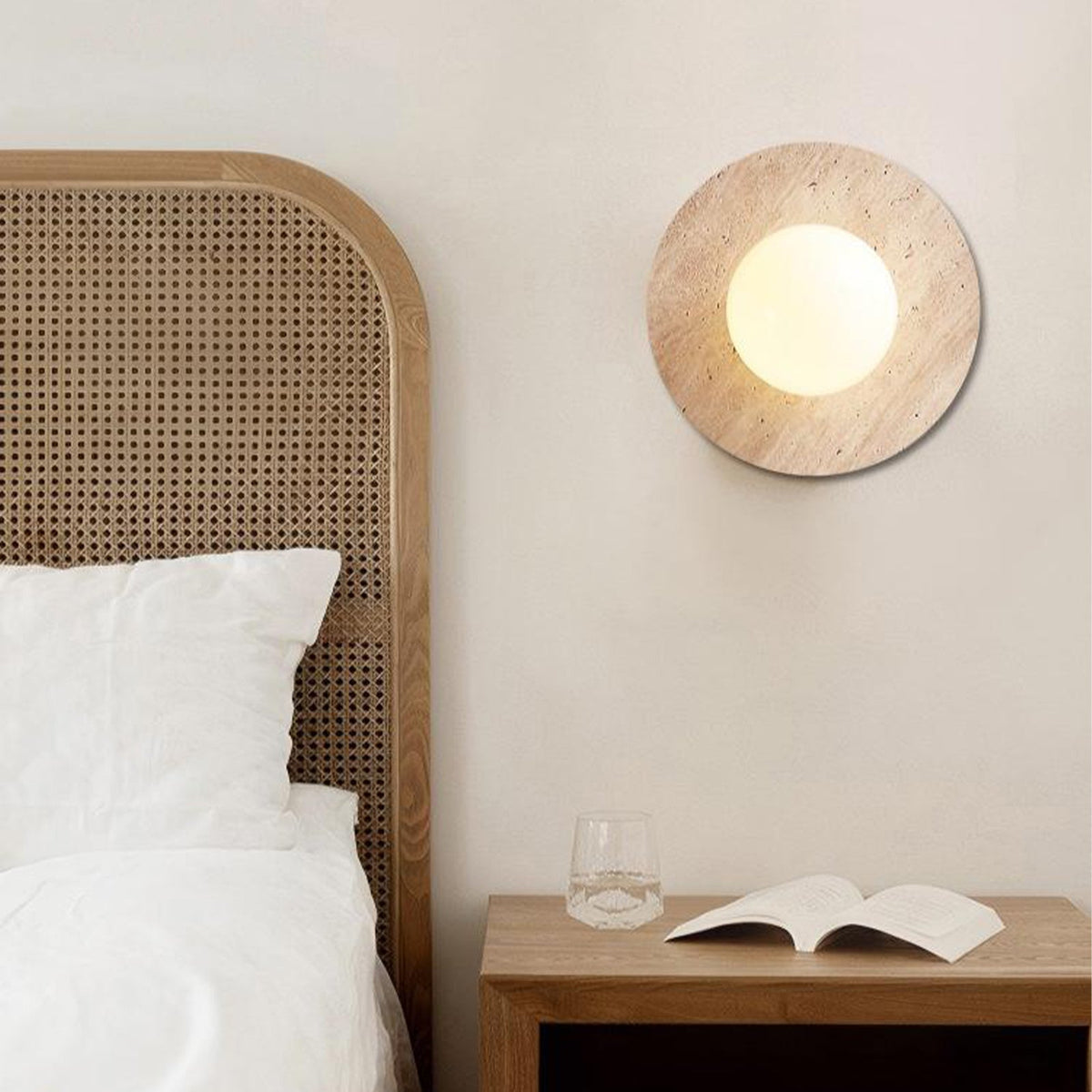 Stenen led-wandlamp boven de spiegel met ronde kap