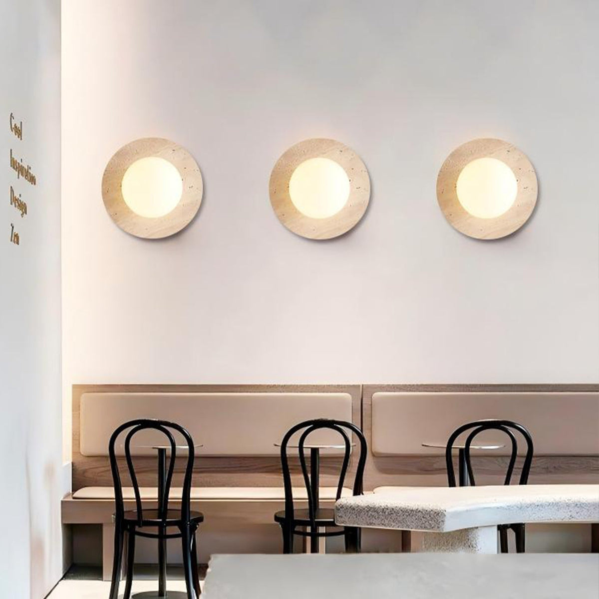 Stenen led-wandlamp boven de spiegel met ronde kap