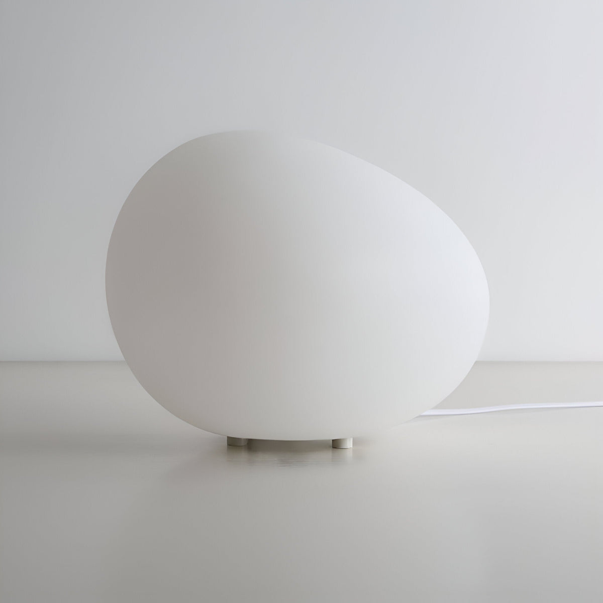 Skandynawska lampa stołowa LED o organicznej kamiennej formie